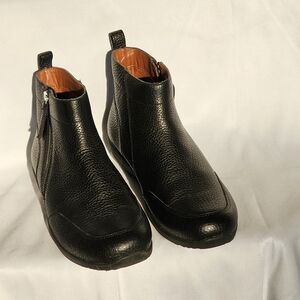 Vionic Magnolia Lois Chukka Bootie with Concealed Orthotic Arch Support Boot